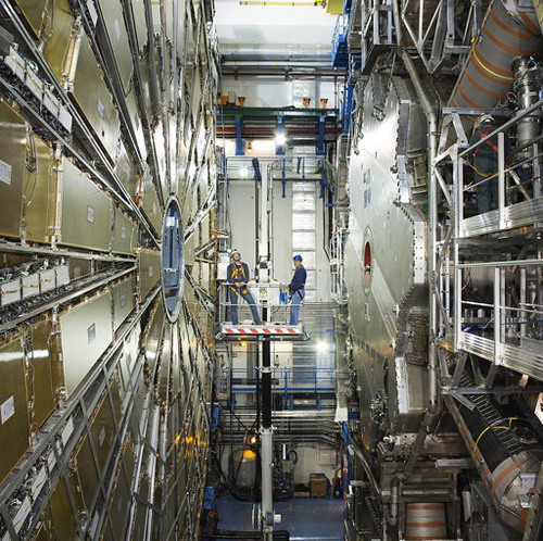 LHC ไขความลับจักรวาลหรือหายนะของมวลมนุษย์