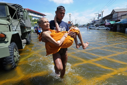 รวมภาพน้ำท่วม ที่ทำให้คุณร้องไห้ได้[2]