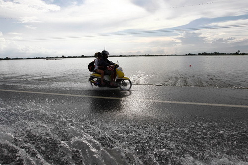 รวมภาพน้ำท่วม ที่ทำให้คุณร้องไห้ได้[2]