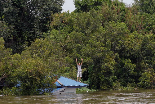 รวมภาพน้ำท่วม ที่ทำให้คุณร้องไห้ได้[2]