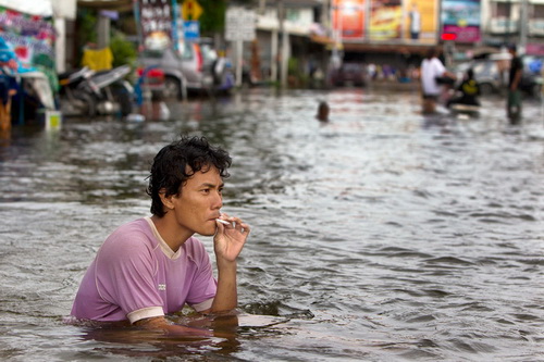 รวมภาพน้ำท่วม ที่ทำให้คุณร้องไห้ได้[2]