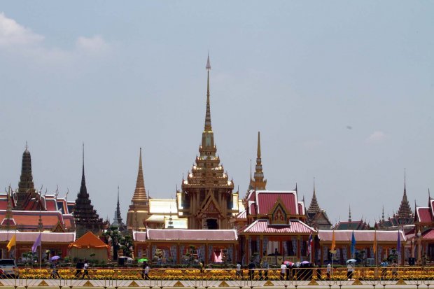 ปชช.จับจองพื้นที่รอเฝ้าในหลวง-ราชินี งานพระศพเจ้าฟ้าเพชรรัตนฯ