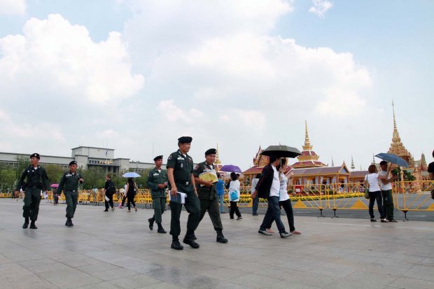 ปชช.จับจองพื้นที่รอเฝ้าในหลวง-ราชินี งานพระศพเจ้าฟ้าเพชรรัตนฯ