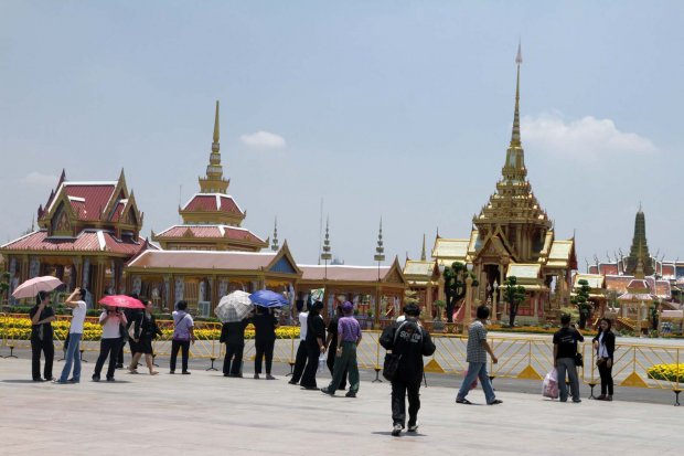 ปชช.จับจองพื้นที่รอเฝ้าในหลวง-ราชินี งานพระศพเจ้าฟ้าเพชรรัตนฯ