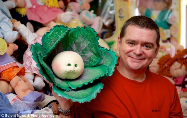 ชายคลั่งตุ๊กตา cabbage patch สะสมกว่า 600 ตัว