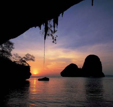 สุดยอดมุมมอง ชมพระอาทิตย์ตกได้จากในถ้ำ ที่ถ้ำพระนาง