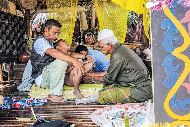 มาโซะยาวีโบราณ พิธีขริบที่หาดูได้ยาก