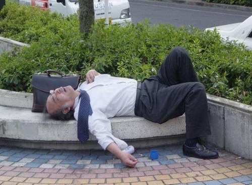 รวมภาพสุดฮาหนุ่มญี่ปุ่นเมาปลิ้นในที่สาธารณะ