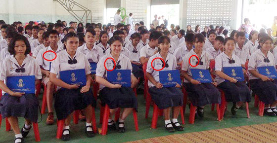 แต่ภาพที่ใกล้เคียงที่สุด คงจะเป็นภาพนี้ พบว่านักเรียนที่นั่งแถวหน้าปักเลขเกือบทุกคน และทุกคนนั่งแถวห