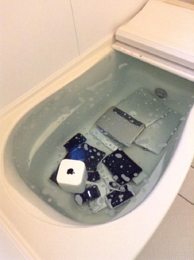 สาวแสบแก้แค้นแฟนมีกิ๊ก หยิบอุปกรณ์ Apple ทั้งหมดในบ้านแช่อ่างอาบน้ำ!