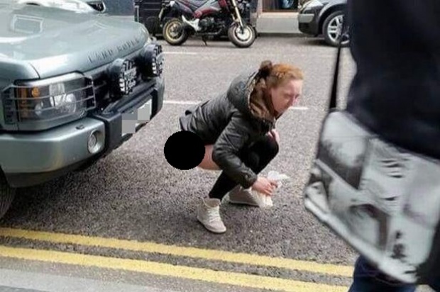 ทำไปได้ !!หญิงชาวออสซี่สุดเถื่อน ถกกางเกงนั่ง ปลดทุกข์ ข้างถนน ตอนกลางวันแสกๆ