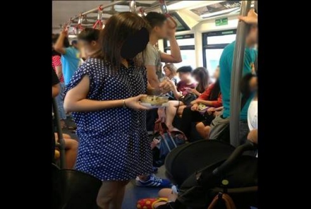 ดราม่า!! แม่ป้อนข้าวลูกบนรถไฟฟ้า เจอชาวเน็ต ถ่ายรูปประจาน ข้อหาไม่เคารพกฎ