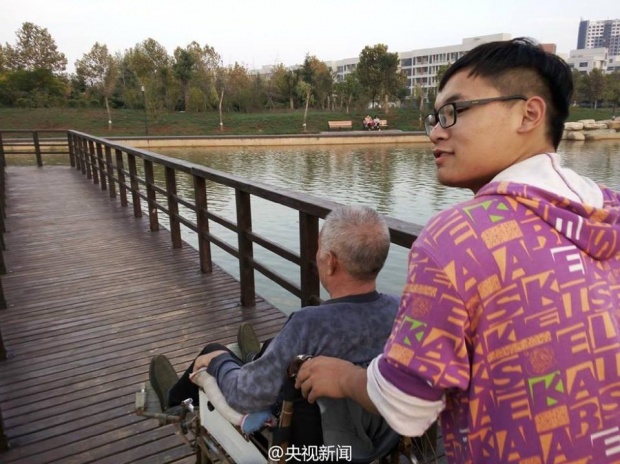 หนุ่มจีนยอดกตัญญู พาพ่อไปอยู่ที่มหาลัยฯด้วย