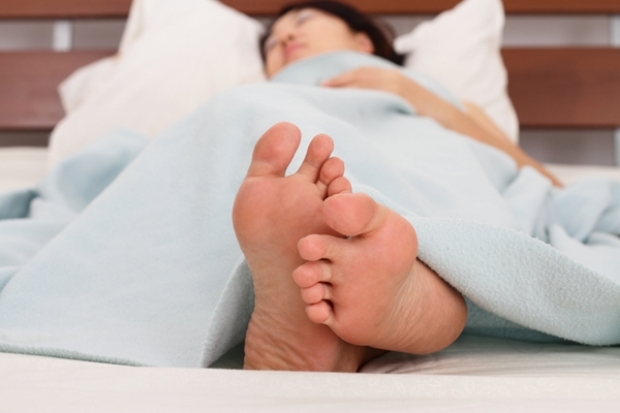 ยื่นเท้าออกนอกผ้าห่ม จะช่วยให้นอนหลับสบายขึ้นหรอ ?