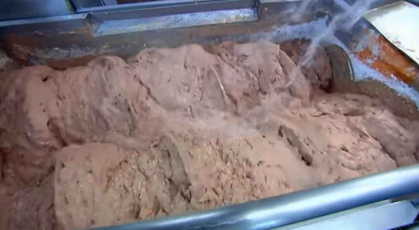 เปิดเบื้องหลัง กรรมวิธีทำฮอตด็อก รู้เเล้วอาจกินไม่ลงอีกเลย