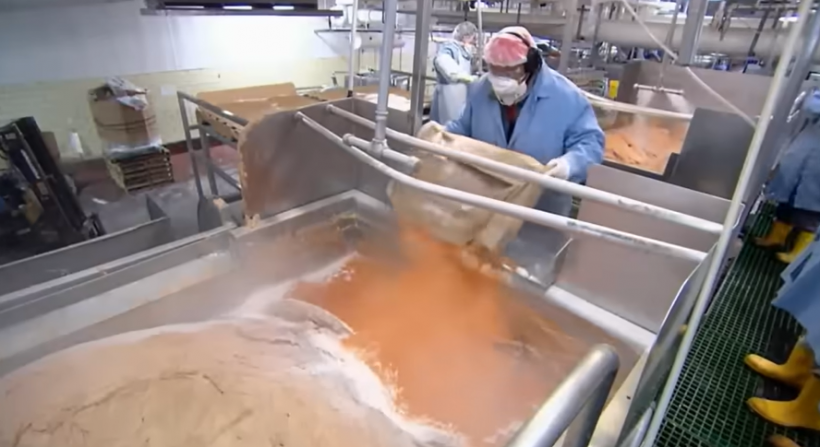 เปิดเบื้องหลัง กรรมวิธีทำฮอตด็อก รู้เเล้วอาจกินไม่ลงอีกเลย