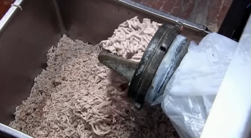 เปิดเบื้องหลัง กรรมวิธีทำฮอตด็อก รู้เเล้วอาจกินไม่ลงอีกเลย