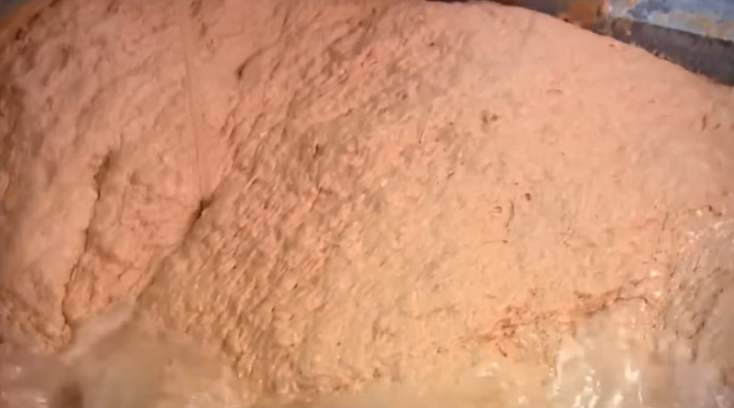 เปิดเบื้องหลัง กรรมวิธีทำฮอตด็อก รู้เเล้วอาจกินไม่ลงอีกเลย