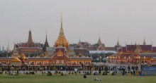 ปชช.จับจองพื้นที่รอเฝ้าในหลวง-ราชินี งานพระศพเจ้าฟ้าเพชรรัตนฯ