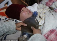 ครอบครัวจีนฝืนสู้ชะตา ประดิษฐ์เครื่องช่วยหายใจทำเองช่วยลูกชายป่วยอัมพาตรอดตาย