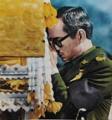 เคยเห็นภาพนี้ไหม ? พระเจ้าอยู่หัวท่านทรงกราบที่หีบทองท่านผู้ใด แสดงถึงความเคารพอย่างที่สุด..