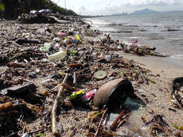 ตะลึง! ซากขยะเกยหาดบางแสนยาว 4.5 กม.