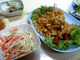 ยำกุ้งฟูมะม่วง 