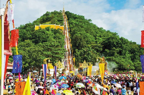 ประเพณีตักบาตรเทโว วัดสังกัสรัตนคีรี จ.อุทัยธานี