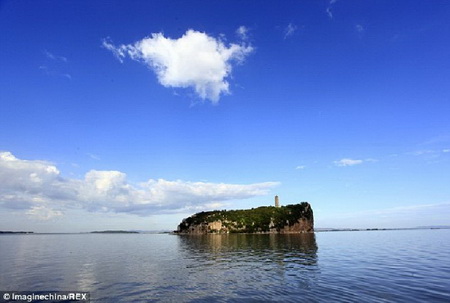 ชมภาพทะเลสาบใหญ่จีน เหือดแห้งเผยให้เห็นสะพานหินโบราณยุคราชวงศ์หมิง 