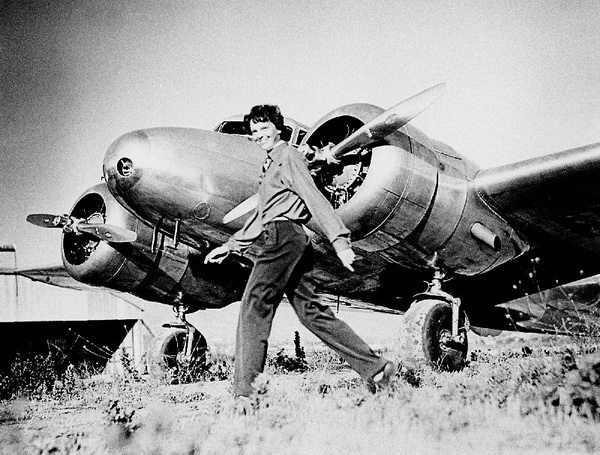 อามีเลีย เอียร์ฮาร์ท นักบินหญิงอเมริกันในตำนานที่หายสาบสูญกับเครื่องบิน