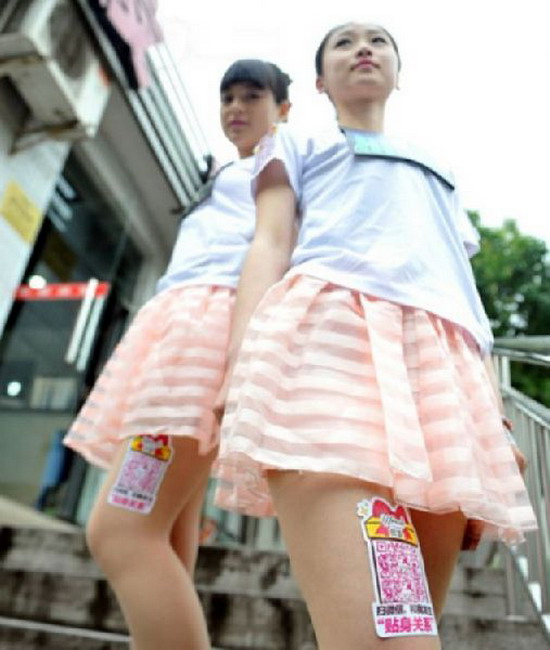 จีนหัวใส เช่าขาอ่อนเหล่านักศึกษาสาว ใช้โฆษณาสินค้า-ยืนนิ่ง ๆ ให้ผู้ชายถ่ายรูป (ชมคลิป) 