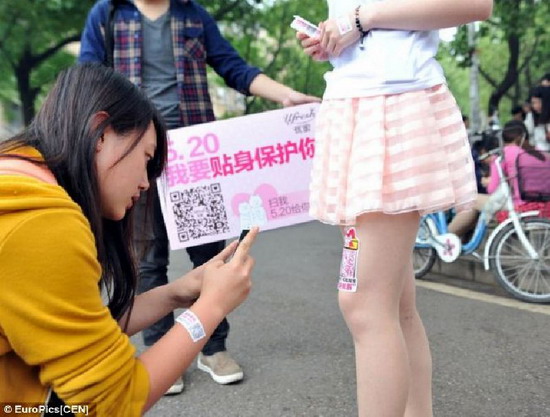 จีนหัวใส เช่าขาอ่อนเหล่านักศึกษาสาว ใช้โฆษณาสินค้า-ยืนนิ่ง ๆ ให้ผู้ชายถ่ายรูป (ชมคลิป) 