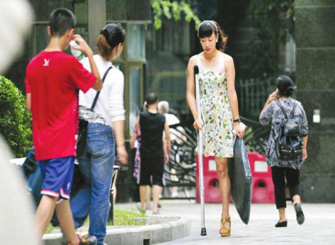 สาวจีนขาพิการ ไม่ย่อท้อชีวิตชาวเนตยก นางฟ้าขาเดียว 