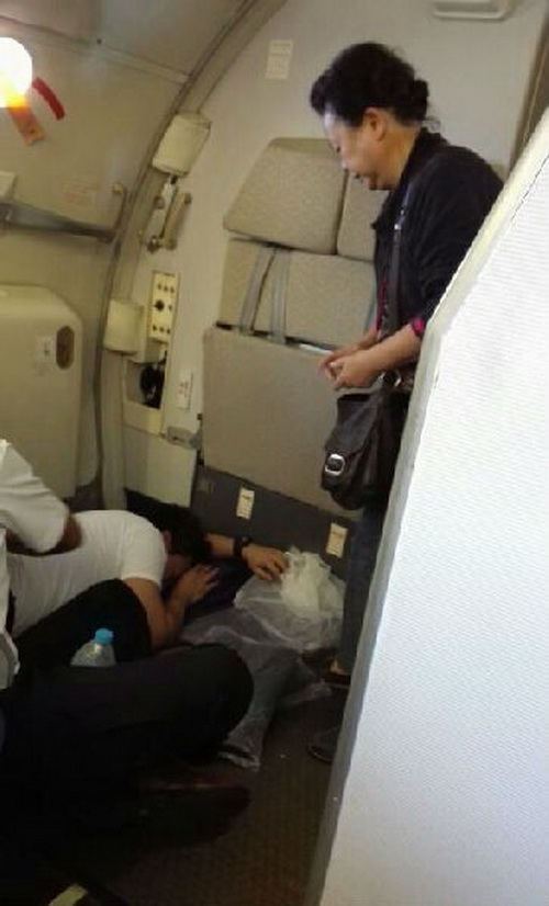 ประทับใจอาม่าน้ำใจงาม ช่วยหนุ่มสจ๊วตไทยที่ล้มป่วยบนเครื่องบิน