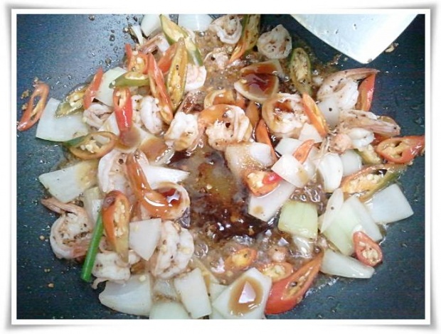 กุ้งผัดพริกไทยดำ