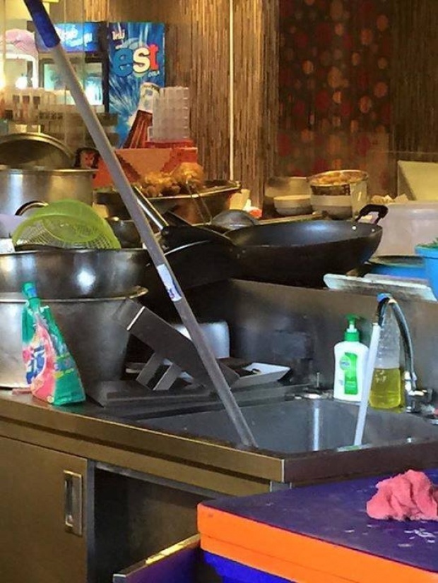 พนักงานร้านขายผัดไท ล้างไม้ถูกพื้นในอ่างล้างจาน ในห้างดัง จ.อุดรธานี