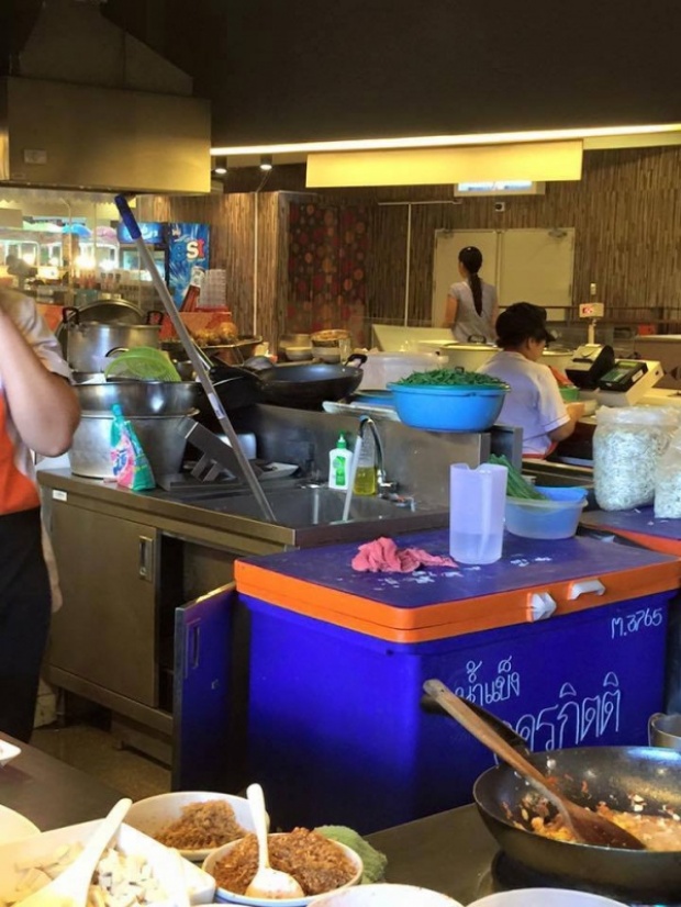 พนักงานร้านขายผัดไท ล้างไม้ถูกพื้นในอ่างล้างจาน ในห้างดัง จ.อุดรธานี