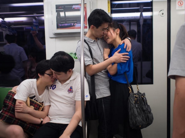 เปิดแกลเลอรี่รักบนรถไฟฟ้า ช่างภาพจีน-ใช้เวลากว่า3ปีแอบถ่ายคู่รักจูบกัน