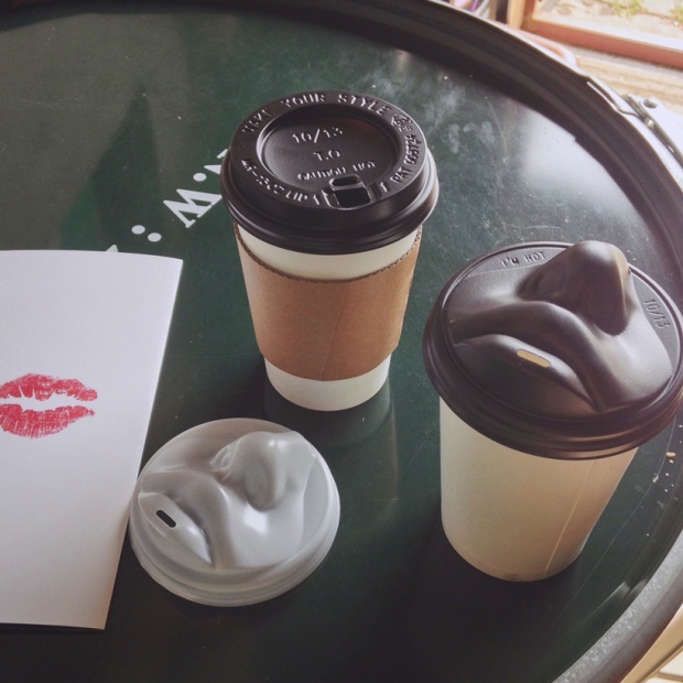 แก้วที่ทำให้คุณสามารถ จูบและจิบกาแฟได้ในเวลาเดียวกัน