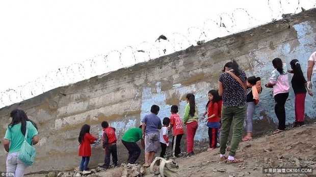 กำแพงอัปยศที่ เปรู กั้นเขต คนรวย และ คนจน ออกจากกัน