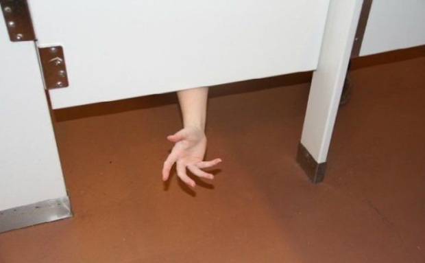 ไขข้อสงสัย!! ทำไม? “ห้องน้ำสาธารณะ” ต้องมี “ช่องว่างระหว่างพื้นกับเพดาน” ?