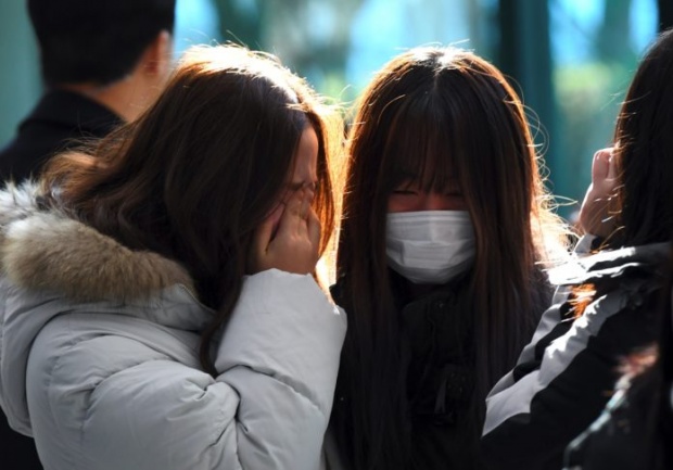 แฟนคลับร่ำไห้ / AFP PHOTO / JUNG Yeon-Je