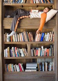 หากนอนอ่านหนังสือชั่วครู่หรือในระหว่างก่อนนอนเพื่อเป็นการพักผ่อนหย่อนอารมณ์ก็ไม่เป็นไร แต่ถ้าน้องๆ ต้องการอ่านหนังสืออย่างเอาจริงเอาจังหรือทบทวนบทเรียนละก็เป็นการไม่เหมาะสม เพราะเหตุใด (เพราะน้องๆ จะห