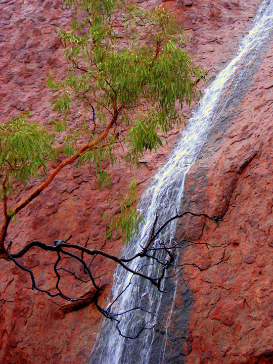 น้ำตกอูลูรูมหัศจรรย์น้ำตกสายฝนแห่งออสเตรเลีย