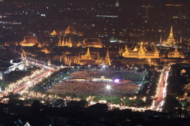 บรรยากาศจุดเทียนชัยถวายพระพรที่มณฑลพิธี ท้องสนามหลวง