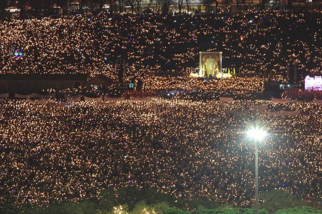 บรรยากาศจุดเทียนชัยถวายพระพรที่มณฑลพิธี ท้องสนามหลวง