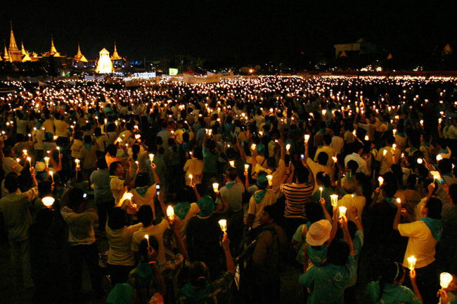 บรรยากาศจุดเทียนชัยถวายพระพรที่มณฑลพิธี ท้องสนามหลวง