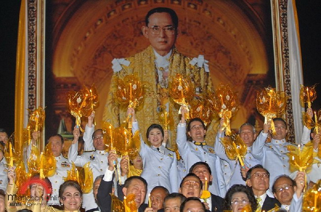 บรรยากาศจุดเทียนชัยถวายพระพรที่มณฑลพิธี ท้องสนามหลวง