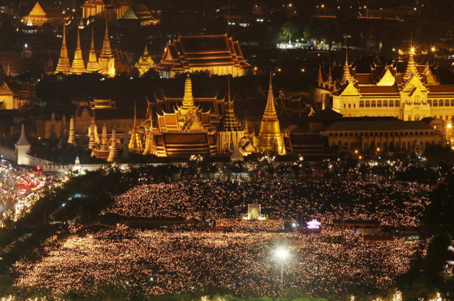 บรรยากาศจุดเทียนชัยถวายพระพรที่มณฑลพิธี ท้องสนามหลวง