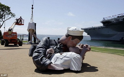 ฉลองวาเลนไทน์ สหรัฐย้ายรูปปั้นประวัติศาสตร์ทหารเรือจูบผู้ช่วยหมอชนะสงครามโลกครั้งที่สอง